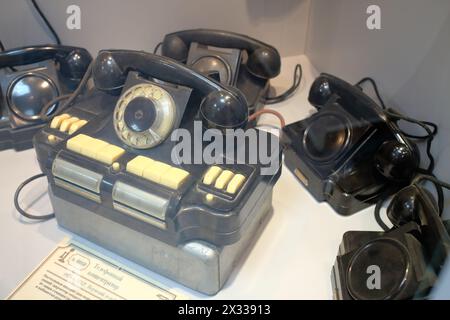 MOSKAU - 5. April 2014: Tischtelefonkonzentrator zur Verbindung der Stadt- und Ortsleitungen im Museum der Geschichte in Moskau Stockfoto