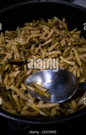 Auflauf mit grünen und weißen Bohnen in Paris, Hauptstadt Frankreichs am 11. April 2023. Auflauf avec haricot vert et blanc a Paris, capitale de la France Stockfoto