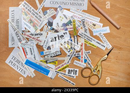 Zeitschriftenausschnitte, Schere und ein Bleistift auf hölzernem Hintergrund Stockfoto