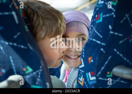 Zwei Kinder sitzen im Bus und kehren zurück. Stockfoto