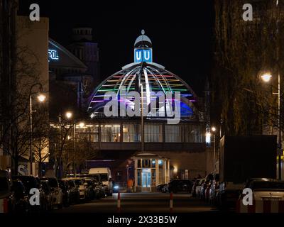 Nollendorfplatz Gebäude der U-Bahn (unterirdisch) bei Nacht beleuchtet von leuchtenden Neonlichtern in den Regenbogenfarben. Außenansicht des Hauses. Stockfoto