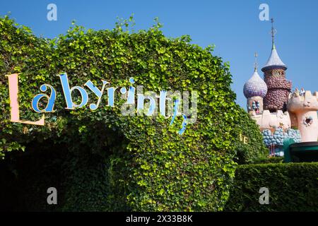 FRANKREICH, PARIS - 10. September 2014: Tunnel zum Labyrinth in Disneyland. Stockfoto