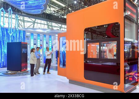 HEFEI, CHINA - 29. MÄRZ 2024 - Besucher besuchen die 26. China Highway Informatization Conference in Hefei, Provinz Anhui, China, 29. März 2024. Stockfoto