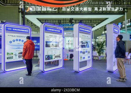 HEFEI, CHINA - 29. MÄRZ 2024 - Besucher besuchen den Ausstellungsbereich der AMAP auf der 26. China Highway Informatization Conference in Hefei, Anhui Provin Stockfoto