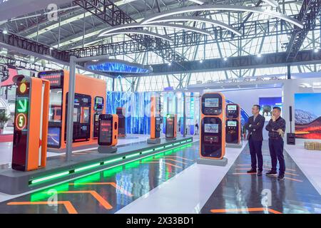 HEFEI, CHINA - 29. MÄRZ 2024 - Besucher besuchen die 26. China Highway Informatization Conference in Hefei, Provinz Anhui, China, 29. März 2024. Stockfoto