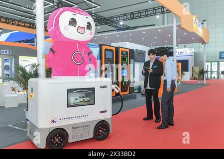 HEFEI, CHINA - 29. MÄRZ 2024 - Besucher besuchen die 26. China Highway Informatization Conference in Hefei, Provinz Anhui, China, 29. März 2024. Stockfoto