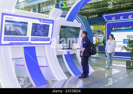 HEFEI, CHINA - 29. MÄRZ 2024 - Besucher besuchen die 26. China Highway Informatization Conference in Hefei, Provinz Anhui, China, 29. März 2024. Stockfoto