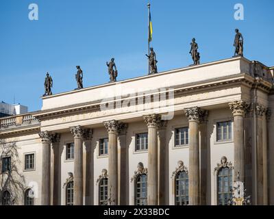 Hauptfassade des Hauptgebäudes der Humboldt-Universität mit dem Namen des Bildungsinstituts. Die Architektur des Prince Henry Palace ist ein altes Wahrzeichen. Stockfoto