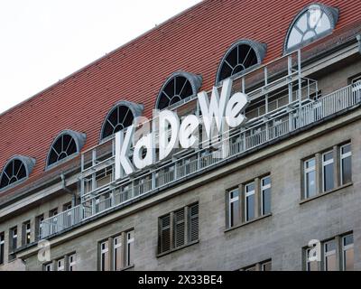 KaDeWe-Logo-Schild auf dem Gebäude des Kaufhauses des Westens. Luxuriöses Shopping im Stadtzentrum mit vielen Designer-Modemarken Stockfoto