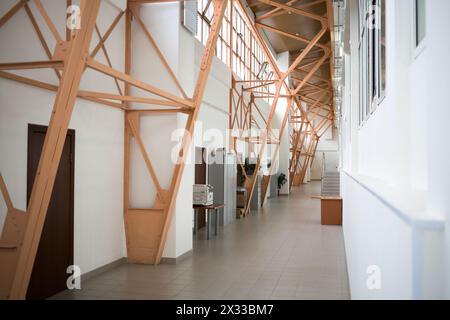 RUSSLAND, MOSKAU - 18. MAI 2015: Langer Korridor mit einem Konstrukt und weißen Wänden im Zentrum von Grabar. Stockfoto