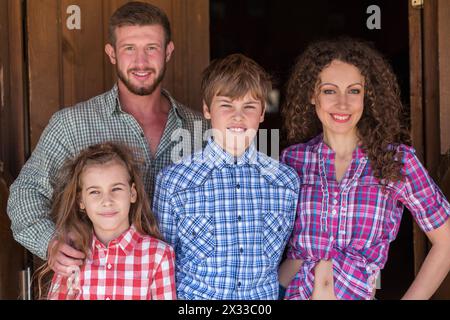 Vater Mutter Tochter und Sohn Nahaufnahme Familie von vier Porträts Fokus auf Kinder Stockfoto