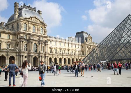 PARIS, FRANKREICH - 11. September 2014: Viele Touristen auf dem Platz in der Nähe des Haupteingangs zum Louvre Stockfoto
