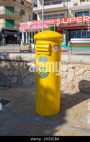 Porto Cristo, Balearen, Spanien, gelbe Briefkästchen nur im Straßenredaktionell. Stockfoto