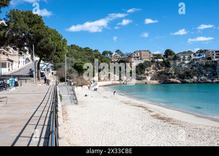 Mallorca, Balearen, Spanien, Platja de Portocristo ist ein Strand mit weißem Sand im Zentrum von Porto Cristo, nur Redaktion. Stockfoto