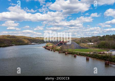 Kohle, die am Monongahela River in Vestaburg, Pennsylvania, gelagert wird und für den Transport per Binnenschiff zu lokalen Kraftwerken bereit ist Stockfoto