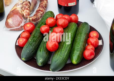 Ein Teller mit natürlichen Lebensmitteln mit einer Vielzahl von frischem Gemüse, einschließlich Kirschtomaten, Gurken, grünen Zwiebeln und Spargel, perfekt als Heilung Stockfoto