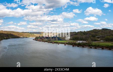 Kohle, die am Monongahela River in Vestaburg, Pennsylvania, gelagert wird und für den Transport per Binnenschiff zu lokalen Kraftwerken bereit ist Stockfoto