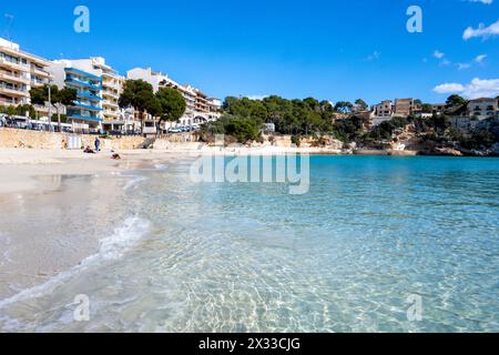 Mallorca, Balearen, Spanien, Platja de Portocristo ist ein Strand mit weißem Sand im Zentrum von Porto Cristo, nur Redaktion. Stockfoto