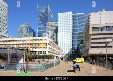 PARIS, FRANKREICH - 12. September 2014: Straße mit Fußgängern und Skyline des Geschäftsviertels La Defense in Paris Stockfoto