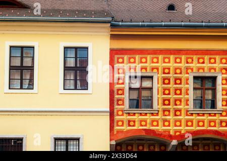 Farbenfrohe Fassaden von Gebäuden in der Altstadt von Buda. Budapest, Ungarn. Stockfoto
