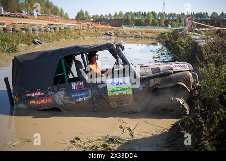 RUSSLAND, PUSCHKINO – 20. SEP, 2014: Geländefahrzeug mit Fahrer bleibt bei der Rainforest Challenge Russia Herbst 2014 pro-X auf dem Wasser stecken. Stockfoto