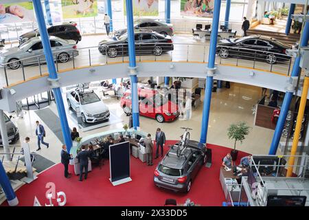 MOSKAU - 14. MAI 2014: Ausstellung von Autos im Autohaus Mercedes-Benz Avilon in Moskau Stockfoto