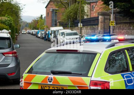 Belfast, Vereinigtes Königreich 24 04 2024 Polizei- und Feuerwehrdienst antwortet auf das Wellington College nach einem Bericht über eine aufgetretene Substanz. Die nahegelegene Carolan Road wurde während des Vorfalls geschlossen. Die Polizei hat bestätigt, dass eine kontrollierte Explosion der Substanz durchgeführt wurde Belfast Northern Ireland Credit: HeadlineX/Alamy Live News Stockfoto