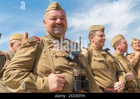 NELIDOVO, RUSSLAND, 12. JULI 2014: Schlachtfeld 2014: Befehl der sowjetischen Soldaten gegen den blauen Himmel Stockfoto