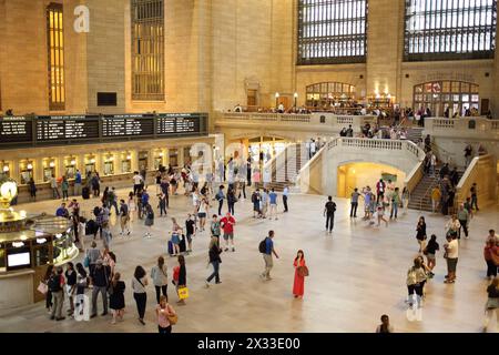 USA, NEW YORK - 23. August 2014: Viele Passagiere und Westbalkon auf dem Grand Central Terminal. Stockfoto