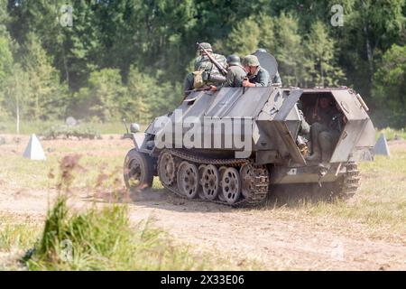 NELIDOVO, RUSSLAND, 12. JULI 2014: Schlachtfeld 2014: Panzerträger mit Nazi-Soldaten Stockfoto