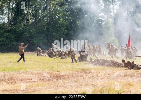 NELIDOVO, RUSSLAND, 12. JULI 2014: Schlachtfeld 2014: Soldaten der Roten Armee im Angriff Stockfoto