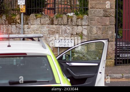 Belfast, Vereinigtes Königreich 24 04 2024 Polizei- und Feuerwehrdienst antwortet auf das Wellington College nach einem Bericht über eine aufgetretene Substanz. Die nahegelegene Carolan Road wurde während des Vorfalls geschlossen. Die Polizei hat bestätigt, dass eine kontrollierte Explosion der Substanz durchgeführt wurde Belfast Northern Ireland Credit: HeadlineX/Alamy Live News Stockfoto