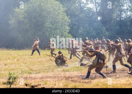 NELIDOVO, RUSSLAND – 12. JULI 2014: Schlachtfeld 2014: Soldaten der Roten Armee aus Gewehren abgefeuert Stockfoto