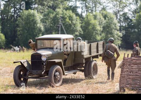 NELIDOVO, RUSSLAND, 12. JULI 2014: Schlachtfeld 2014: Sowjetische Armee-Lkw und die Soldaten Stockfoto