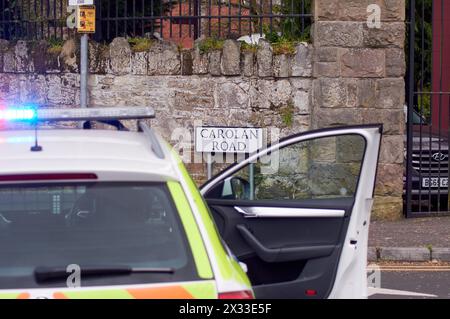 Belfast, Vereinigtes Königreich 24 04 2024 Polizei- und Feuerwehrdienst antwortet auf das Wellington College nach einem Bericht über eine aufgetretene Substanz. Die nahegelegene Carolan Road wurde während des Vorfalls geschlossen. Die Polizei hat bestätigt, dass eine kontrollierte Explosion der Substanz durchgeführt wurde Belfast Northern Ireland Credit: HeadlineX/Alamy Live News Stockfoto