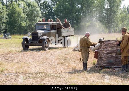 NELIDOVO, RUSSLAND, 12. JULI 2014: Schlachtfeld 2014: Sowjetischer Armeewagen mit Soldaten im Rücken Stockfoto