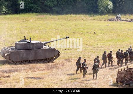 NELIDOVO, RUSSLAND, 12. JULI 2014: Schlachtfeld 2014: Nazi-Panzer und Infanterieeinheit Stockfoto