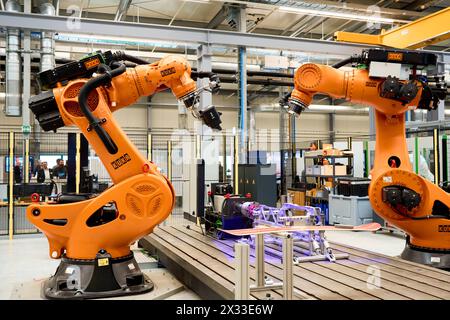 Augsburg, Bayern, Deutschland - 24. April 2024: KUKA Industrieroboter in der KI-Forschungshalle Halle 43 der Universität Augsburg ausgestellt *** Kuka Industrieroboter ausgestellt in der KI-Forschungshalle Halle 43 der Universität Augsburg Stockfoto