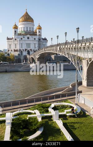 RUSSLAND, MOSKAU – 21. September 2014: Landschaft der Kathedrale Christi des Erlösers mit Fluss und Brücke. Stockfoto