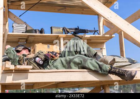 NELIDOVO, RUSSLAND, 12. JULI 2014: Schlachtfeld 2014: GI schläft auf dem Aussichtsturm Stockfoto