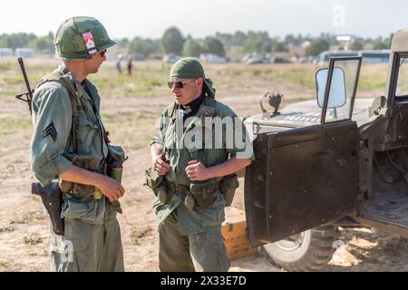 NELIDOVO, RUSSLAND, 12. JULI 2014: Schlachtfeld 2014: Zwei US-Soldaten stehen neben dem Auto Stockfoto