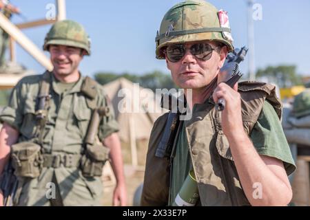 NELIDOVO, RUSSLAND, 12. JULI 2014: Schlachtfeld 2014: Zwei amerikanische Soldaten in Helmen mit Waffen Stockfoto