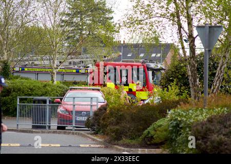 Belfast, Vereinigtes Königreich 24 04 2024 Polizei- und Feuerwehrdienst antwortet auf das Wellington College nach einem Bericht über eine aufgetretene Substanz. Die nahegelegene Carolan Road wurde während des Vorfalls geschlossen. Die Polizei hat bestätigt, dass eine kontrollierte Explosion der Substanz durchgeführt wurde Belfast Northern Ireland Credit: HeadlineX/Alamy Live News Stockfoto