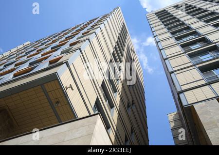 MOSKAU - 24. MAI 2014: Abstand zwischen den beiden Fassaden moderner Hochhäuser Wohnkomplex Siebter Himmel, Ansicht von unten Stockfoto