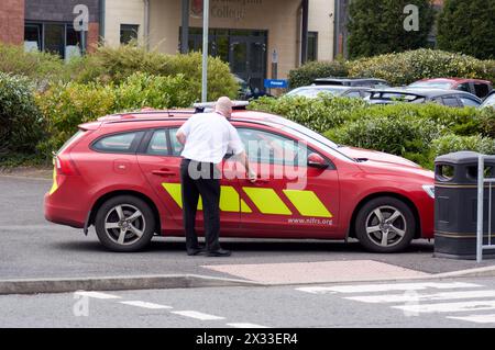 Belfast, Vereinigtes Königreich 24 04 2024 Polizei- und Feuerwehrdienst antwortet auf das Wellington College nach einem Bericht über eine aufgetretene Substanz. Die nahegelegene Carolan Road wurde während des Vorfalls geschlossen. Die Polizei hat bestätigt, dass eine kontrollierte Explosion der Substanz durchgeführt wurde Belfast Northern Ireland Credit: HeadlineX/Alamy Live News Stockfoto