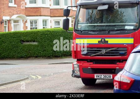 Belfast, Vereinigtes Königreich 24 04 2024 Polizei- und Feuerwehrdienst antwortet auf das Wellington College nach einem Bericht über eine aufgetretene Substanz. Die nahegelegene Carolan Road wurde während des Vorfalls geschlossen. Die Polizei hat bestätigt, dass eine kontrollierte Explosion der Substanz durchgeführt wurde Belfast Northern Ireland Credit: HeadlineX/Alamy Live News Stockfoto