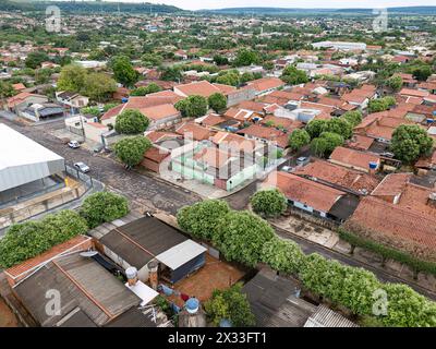 Cassilandia, Mato Grosso do Sul, Brasilien - 04 12 2024: Luftbild eines gemeinsamen Stadtviertels der unteren Klasse im brasilianischen Landesinneren Stockfoto