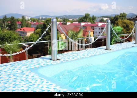 Blauer Swimmingpool auf dem Dach vor der Umgebung Stockfoto