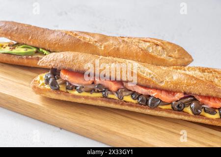 Sandwiches mit Lachspilzen und Avocado-Mozzarella-Baguette Stockfoto