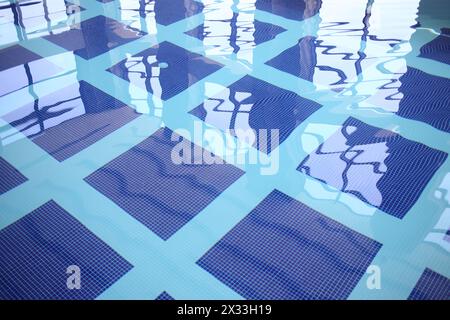 Der Boden des Swimmingpools ist mit blauen Fliesen bedeckt Stockfoto